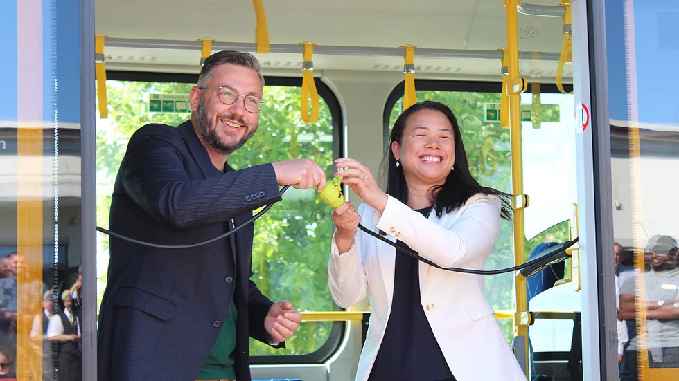 Muharrem Demirok och Julie Tran invigde elbussarna genom en symbolisk sammankoppling av elkablar.