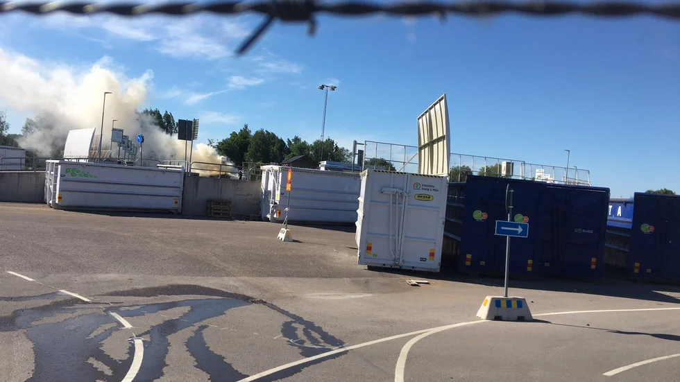 Brand i container för brännbart avfall.