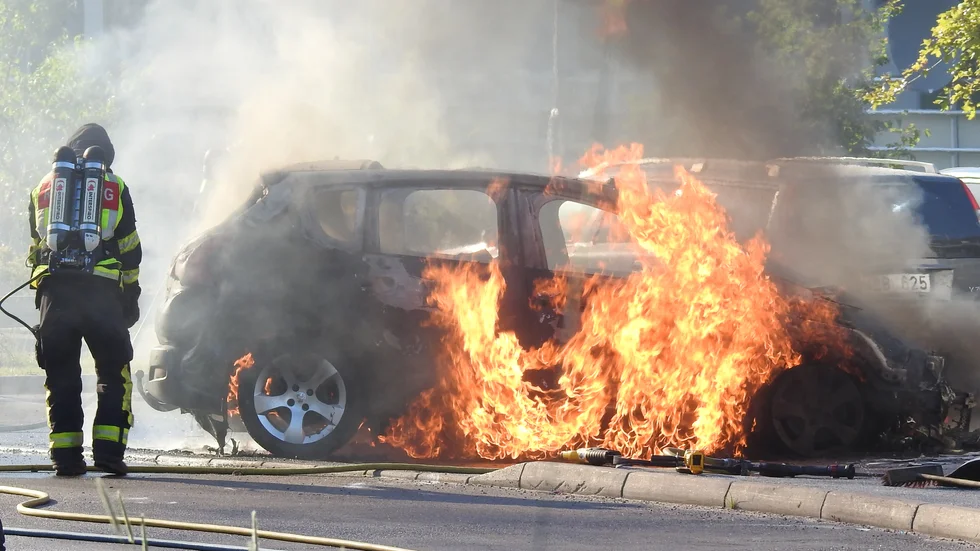Kraftig brand i bil på Ortvägen i Brandkärr.