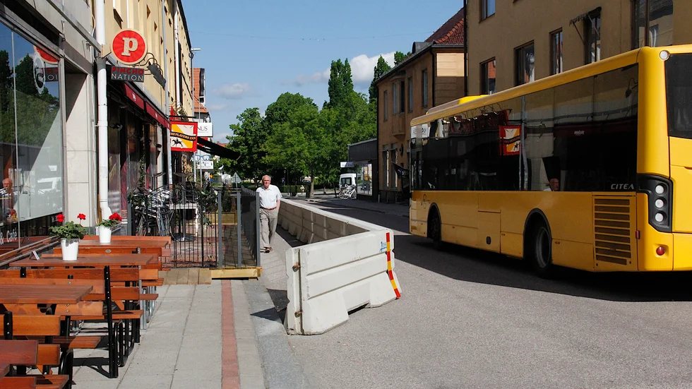 En säkrare passage förbi den blockerade trottoaren ordnades för fotgängare på Källgatan efter att flera privatpersoner hört av sig till kommunen.