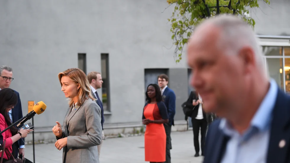 Ebba Busch (KD), Nyamko Sabuni (L) och Jonas Sjöstedt (V) efter partiledardebatten om corona i SVT:s Agenda.