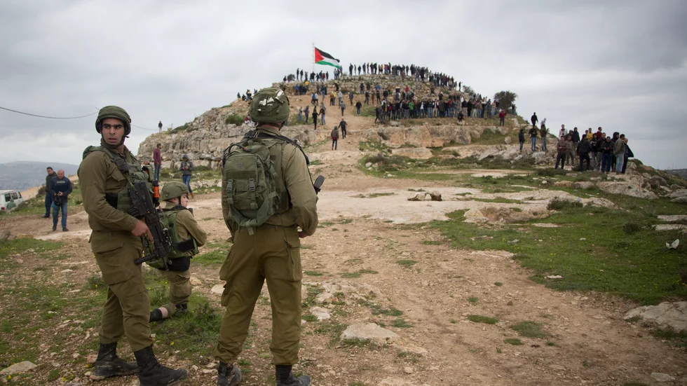 Israeliska soldater vid en palestinsk protest mot annekteringsplanerna i byn Bayta nära Nablus på Västbanken. Arkivbild.