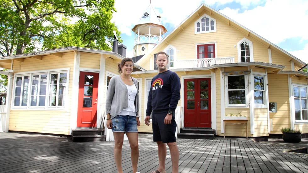 Med "mjuka knän" och försiktighet räknar Elin Åderman och Michael Frederiksen med att både kunna klara krisen och bygga upp sin egen verksamhet på Warfsholm. "Det får ta tid", förklarar de.
