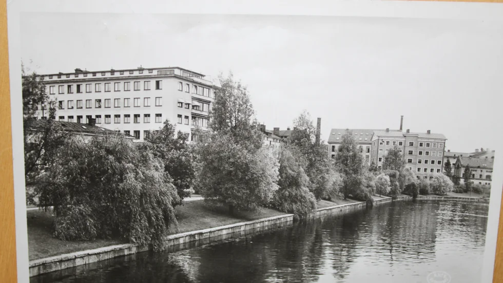 Strömmen i Norrköping flyter lugnt, men på vykortet benämns den som en kraftkanal.