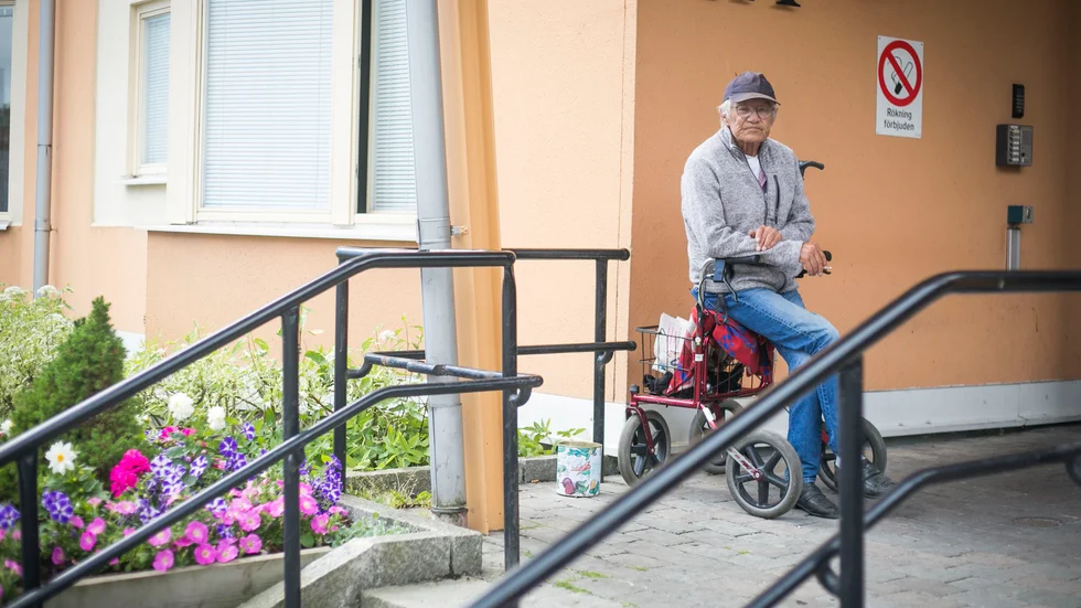 Roine Ceder förstår varför förbudet förlängs men tycker det är jobbigt att inte få träffa sina barn och barnbarn. 
"Det känns för jävligt", säger han.  
