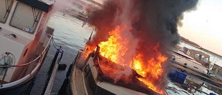 Båt i lågor i Södra hamn:"Kraftig brand"