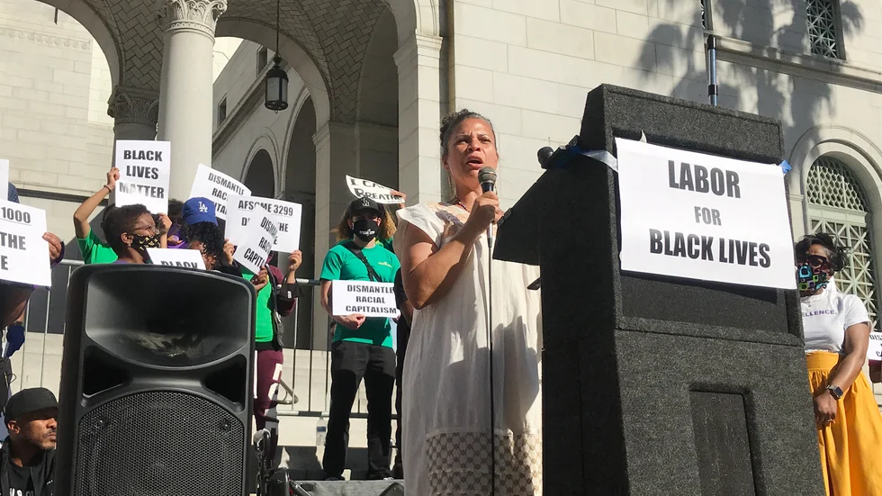 ”Jag är anti-polis” säger Melina Abdullah, en av Black Lives Matters grundare, utanför Los Angeles stadshus.