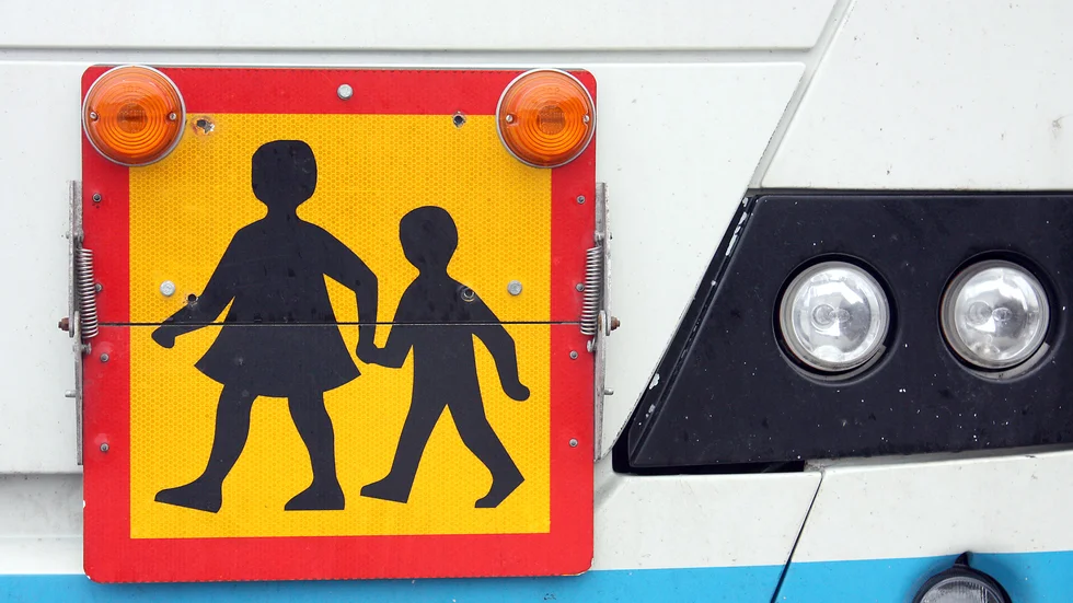 Skribenten är kritisk till kommunens skolskjutsbeslut som berör barnen i Östra Falmark.