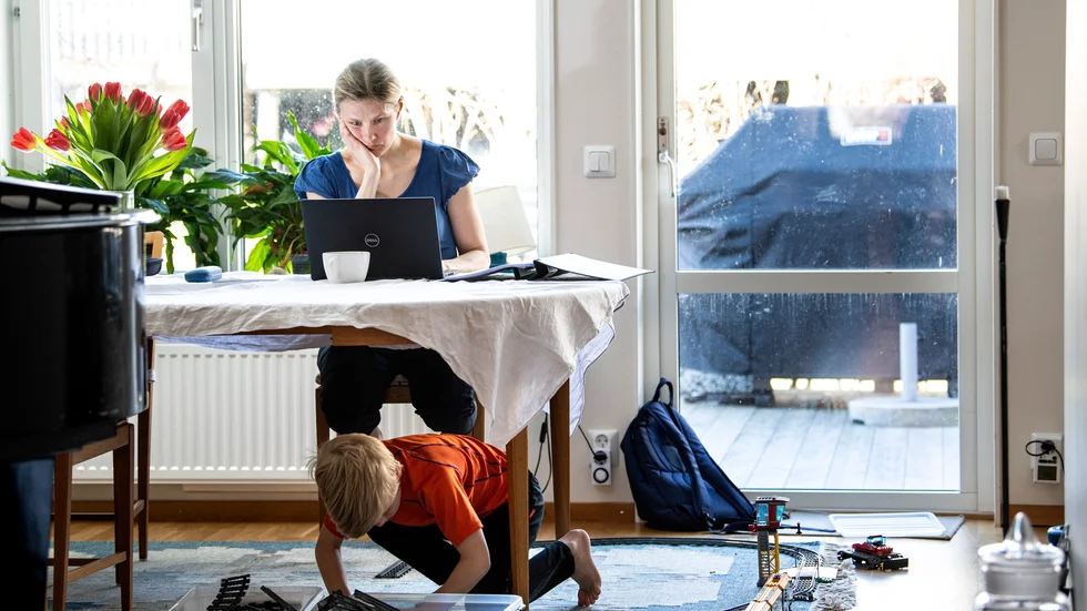 Om skolorna stänger kanske yrkesmässig social interaktion kan ersättas av en annan typ, vid distansarbete.