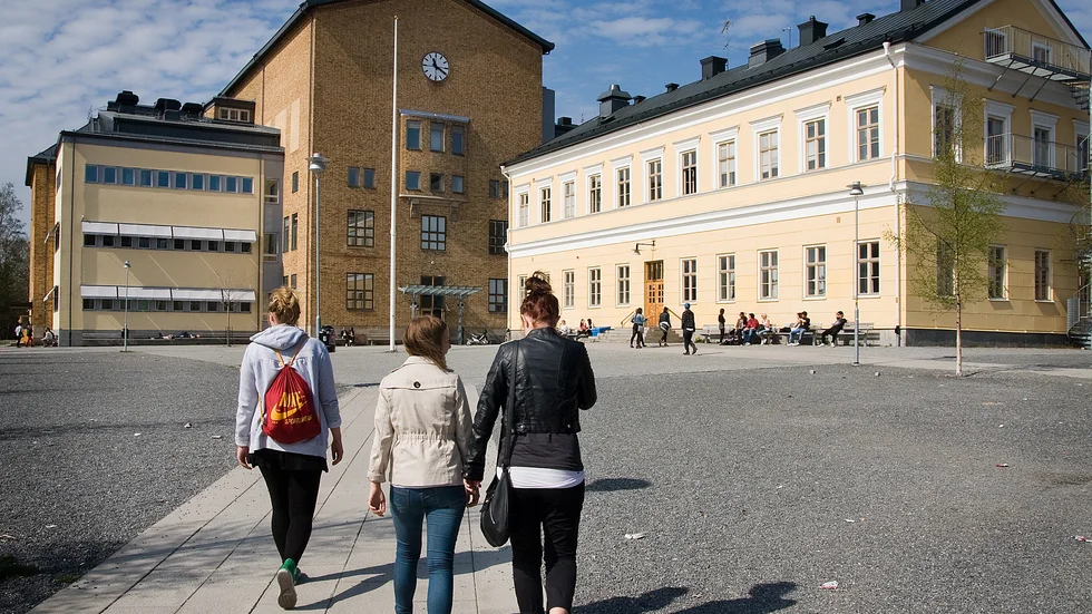 Sistaårselever vid gymnasiet kan få möjlighet att gå tillbaka till skolan under våren. Luleå har dock inte tagit ställning i frågan ännu.