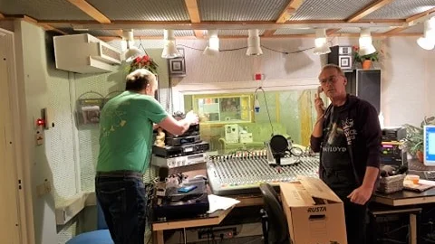 Johnny Johansson och Hans Ahlberg packar ihop studion. 