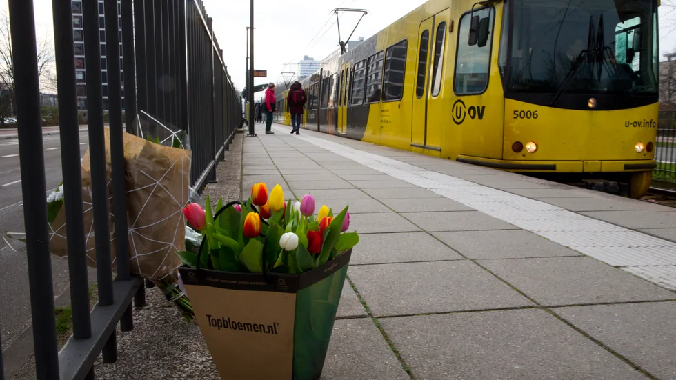 Blommor vid en spårvagnshållplats i Utrecht, efter attacken där tre personer dödades. Arkivbild.