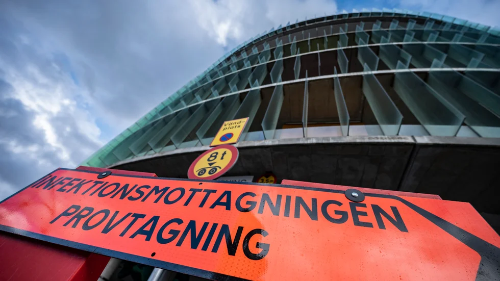 En skylt visar vägen till infektionsmottagningen vid akuten på SUS i Malmö. Arkivbild.
