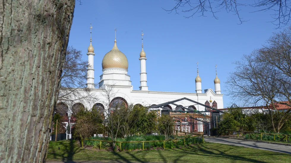 Det här är kulturpalatset Moriska paviljongen som finns i Malmö Folkets park. Det byggdes vid 1800-talets slut med tydlig inspiration från den muslimska världens rika kulturarv.