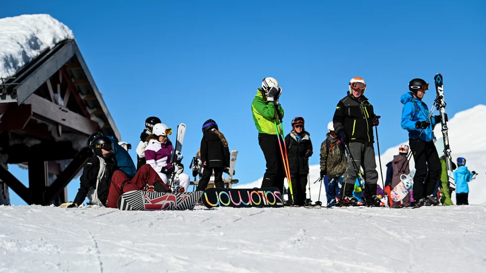 Insändarskribenten menar att nu har skidsäsongen kommit igång i vår svenska fjällvärld och vi bör därför göra allt för att inte i onödan snabba på smittspridning i hela Sverige.