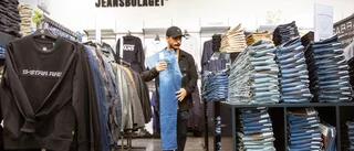 Ger bort luncher till kunder som köper jeans