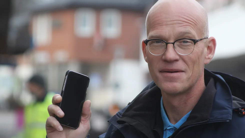 "Ring ett telefonsamtal, skicka ett sms eller ring på dörren och fråga hur grannen mår." Trygghetsstrateg Linus Ivarsson vill uppmuntra oss alla att ge extra värme och omtanke i coronatider.