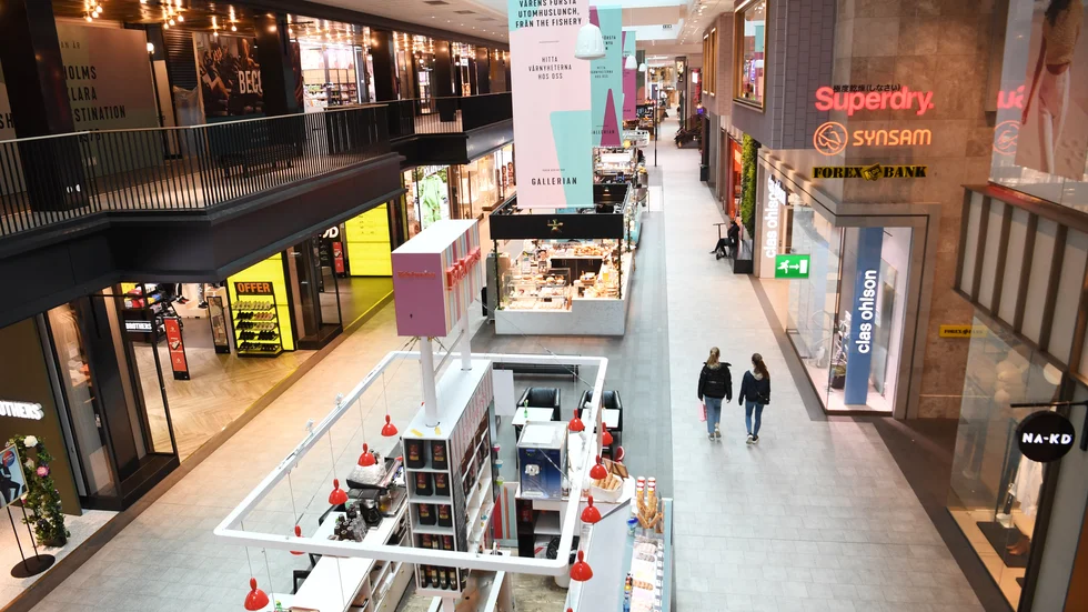 Tomt i Gallerian i Stockholm. En våg av varsel väntas i coronapandemins spår. Arkivbild.