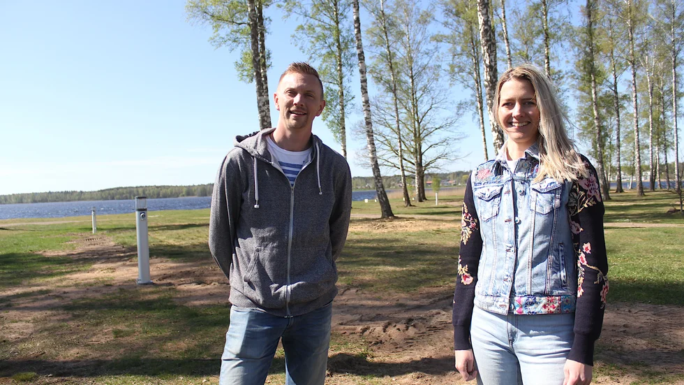 "Vi har faktiskt inte hunnit tänka så jättemycket på ALV:s besked. Men vi tänker väl att vi måste försöka se positivt ändå, att inte slås ner av det." säger Erica Hammarlund på Hultsfred Strandcamping, här tillsammans med Rickard Hägglund. 