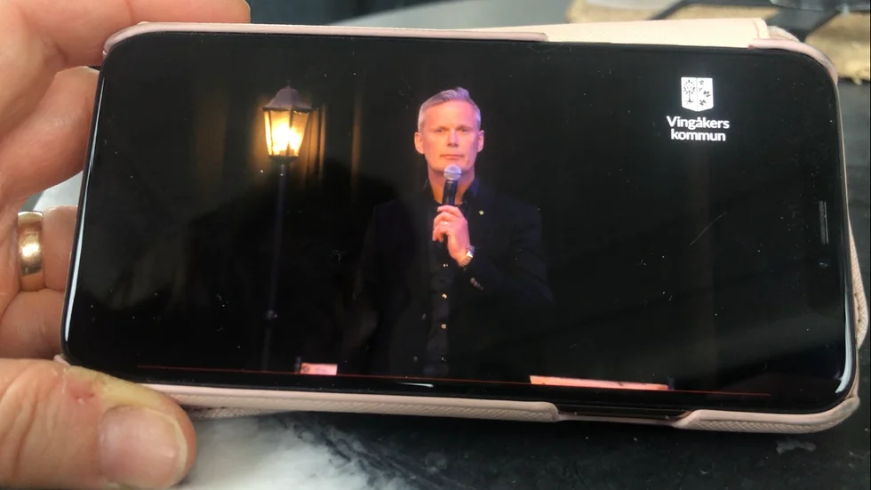 Mitt under kommunchef Ralf Hedins valborgstal började ljudet krångla. I stället var det en ovetande, men frusterad ljudtekniker som hördes i sändningen. 