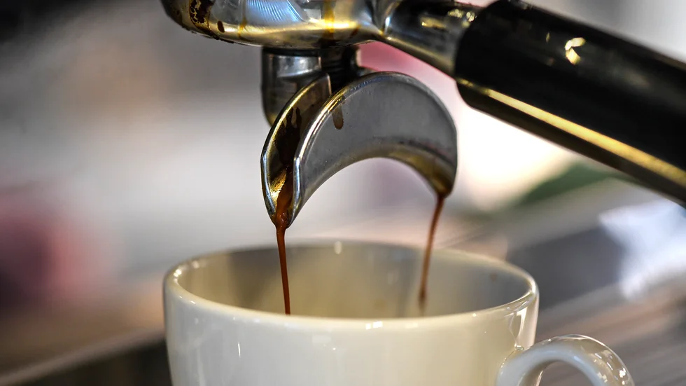 Ett kafé i Piteå får anmärkningar efter trängsel och smutsiga bord. (Arkivbild)