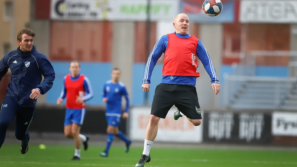 Stjärnan Simon Lundevall visar prov på sin teknik gång på gång på träningarna med IFK Eskilstuna.