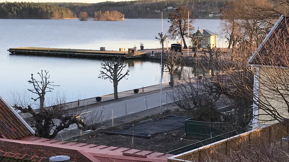 Tomten ligger i Mariefreds äldre stadskärna, som i sin helhet utgör ett fornlämningsområde. Kulturlager vittnar om tidigare aktivitet i staden, som grundades år 1586. Närmast kyrkan finns ytterligare ett fornlämningsområde, efter klostret Pax Mariae från 1490-talet.