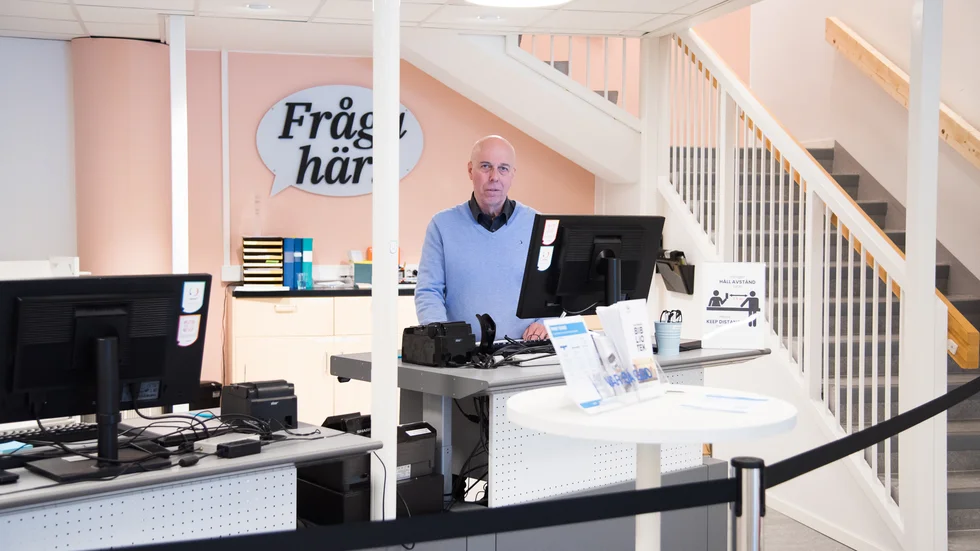 Ett band påminner om att hålla avstånd fram till informationsdisken. Bibliotekarie Dag Jonasson säger att e-lånen har ökat på senare tid. 