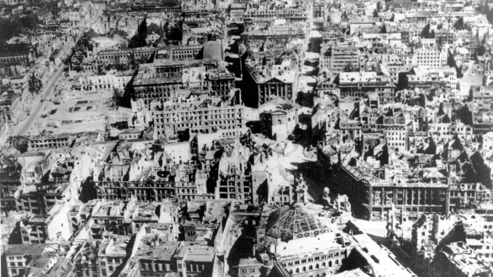 Berlin 1945. Ofattbar förstörelse. Nöd, död, fattigdom, total krasch. Knappt tjugo år senare krossade bygget av Berlinmuren än en gång livsmöjligheter för miljoner människor i Berlin.