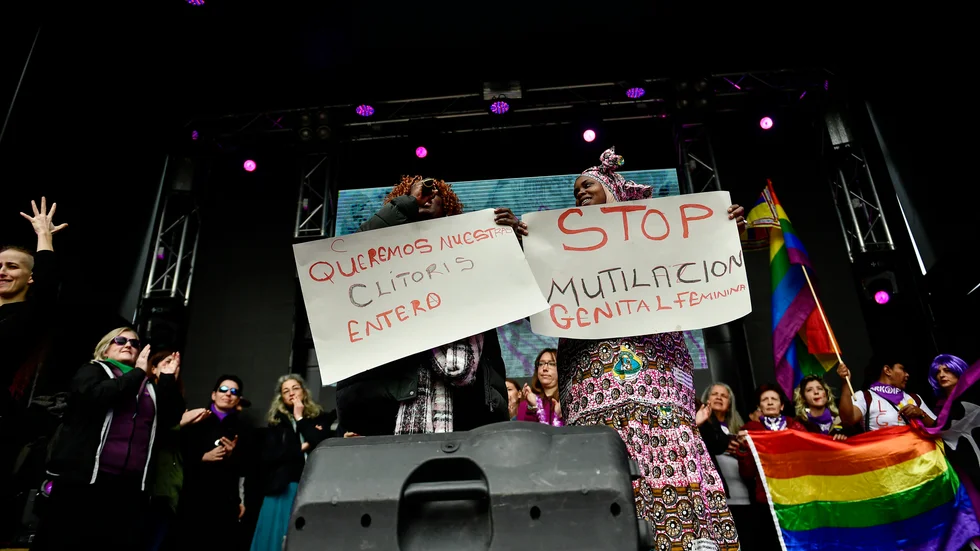 Kvinnor i Pamplona protesterar mot könsstympning på Innternationella kvinnodagen 2020. 