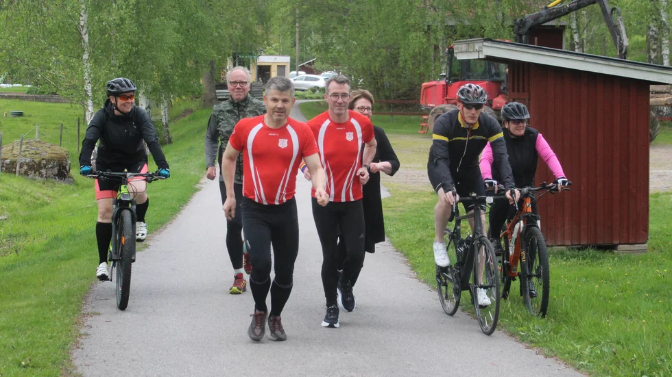 Några av utövarna som har anmält sig till "Mitt triathlon, från vänster: Eva Degerman, Lars Holmgren, Per Svensson, Anders Degerman, Karin Holmberg, Daniel Hertzög och Åsa Svensson.