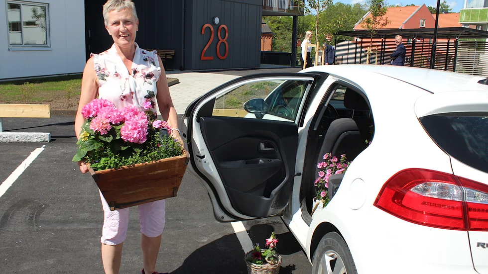 Annika Karlssons blommor får flytta först. Men hur blir det sedan, när flyttfirmorna trängs i hissen, oroar hon sig lite för.
