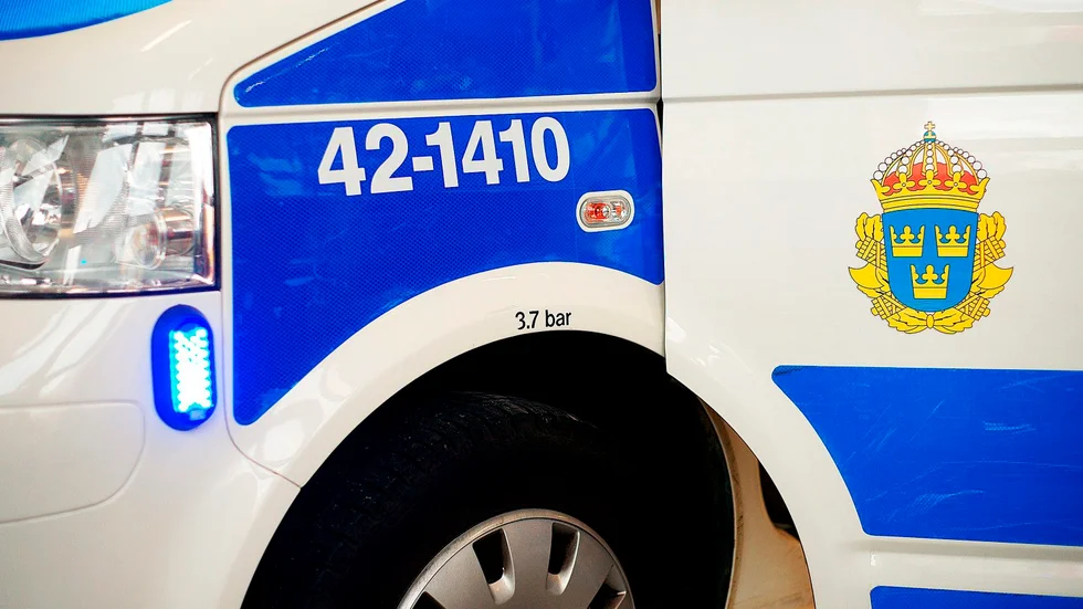 Polisen kallades till Fristadsgatan i Eskilstuna på tisdagen efter att två fönsterrutor skjutits sönder.