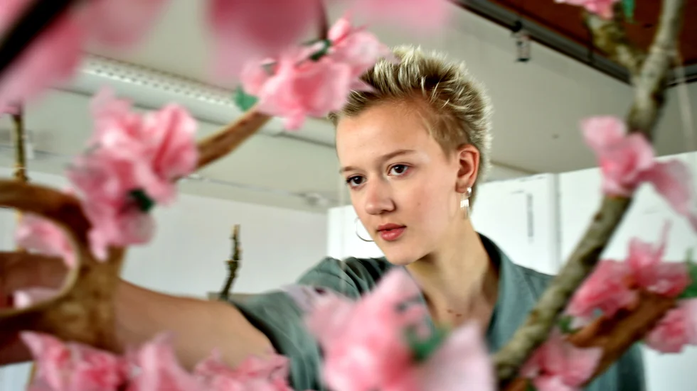 "Frisk" är namnet på Manda Gentz Ahls verk som hon bidrar med i utsällningen på Kulturgården. Verket i tre delar består av två målningar och en installation, ett träd.
