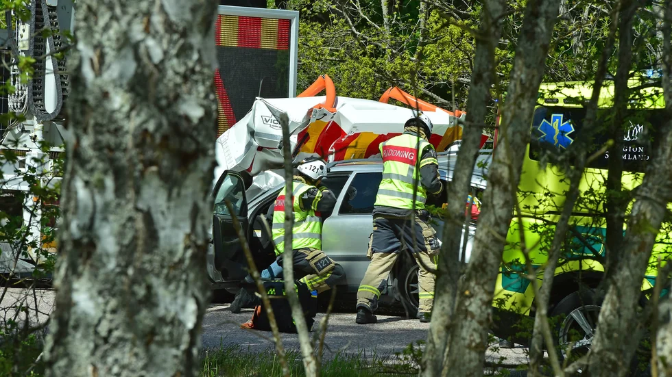 Personbilen blev enligt räddningstjänsten påkörd bakifrån sedan föraren stannat för en så kallad TMA-bil.