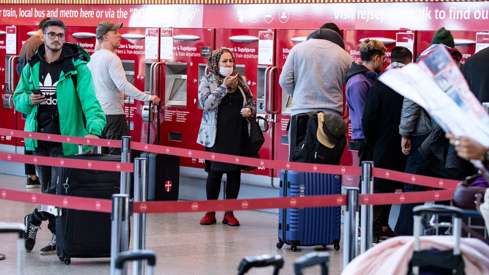 Passagerare med och utan munskydd vid automaterna vidKastrups flygplats. Arkivbild.