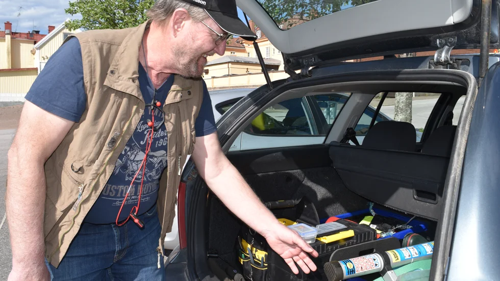 Arne Johansson är hängiven geocaching och hela bagaget är sedan länge fyllt med hjälpmedel.