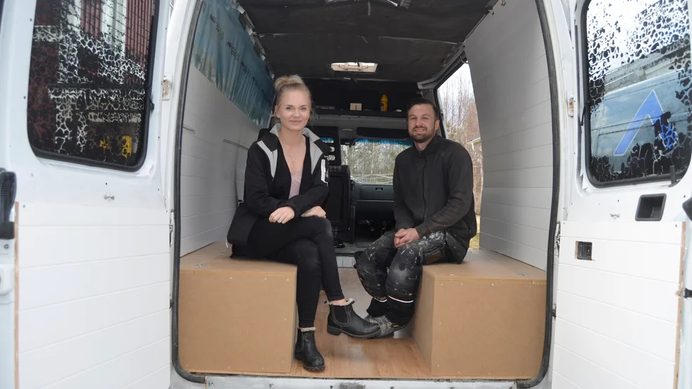 Paulina och Patrik Grenler har lagt golv och byggt väggar i husbilen. Nu återstår inredningen. 