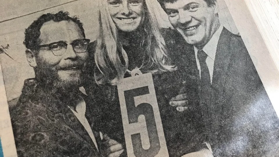 Kuriren för 50 år sedan: Miss Vingåker, Mona Gustafsson, gratuleras av Hemming Sten och Bosse Parnevik.