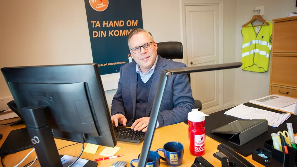 Kommunalrådet Daniel Portnoff (M) ville sänka skatten med 40 öre 2021, men nu skjuts det på framtiden på grund av coronakrisen.