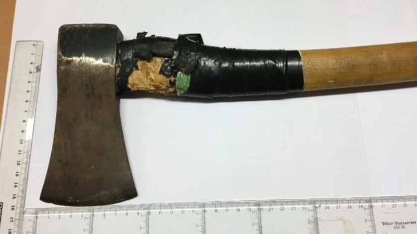 Yxan beslagtogs i den misstänktes bostad. Bild från förundersökningsprotokollet.