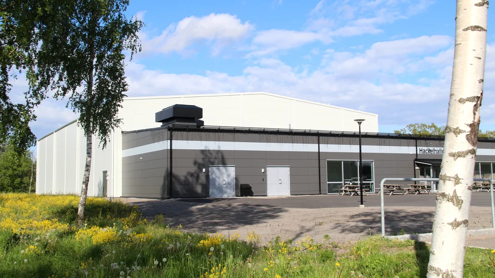 På kortsidan över entrén, och så på långsidan som vetter mot riksväg 23/34. Där ska Hackelhallen i Rimforsa smyckas med konstnärlig gestaltning.