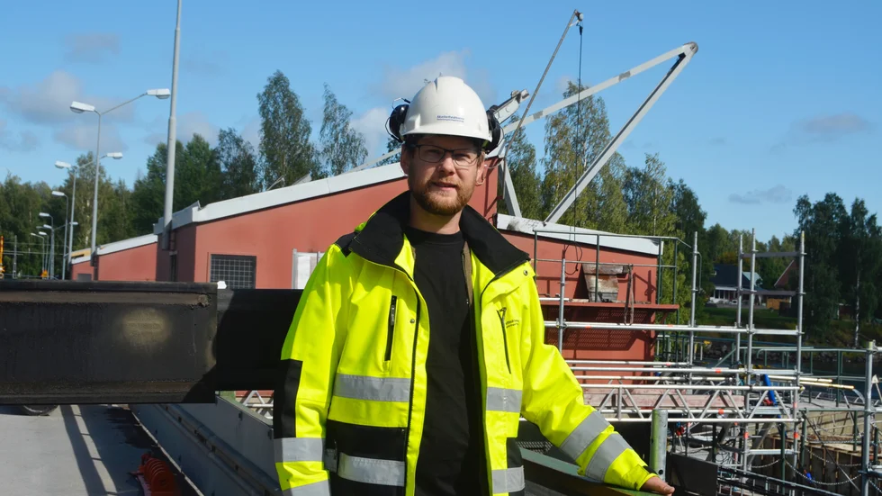 Per Elvnejd och hans kollegor är färdiga med dammluckans renovering och kan öppna vägen över Bergsbydammen en vecka tidigare än beräknat.