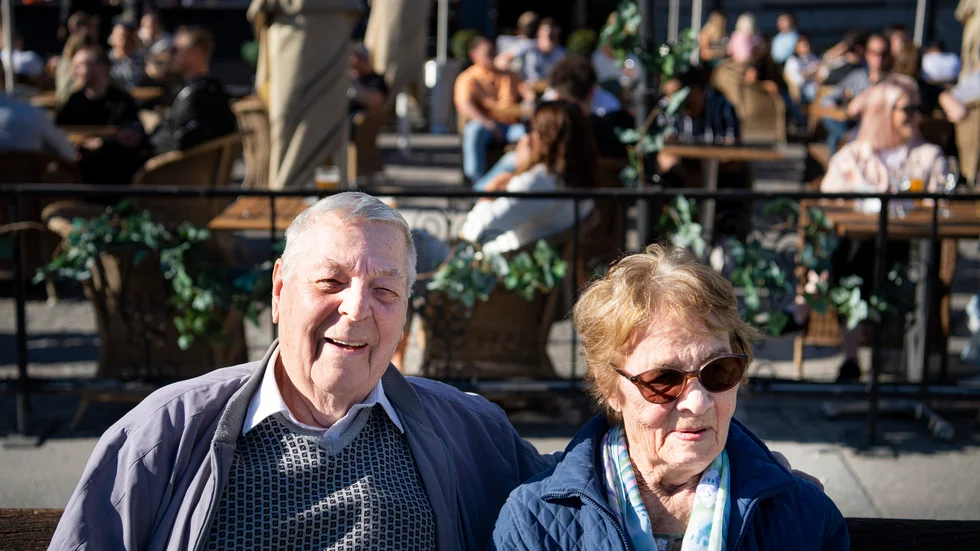 Uno Larsson, 93 år och Veera Carle, 98 år, om att sitta på uteserveringar som kan bli fyllda av folk trots covid-19 pandemin.