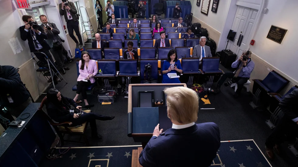 Har Trump hållit sin sista coronapresskonferens? Ett inlägg på Twitter antyder att han tröttnat på dem. Bilden från fredagens i sammanhanget korta presskonferens.