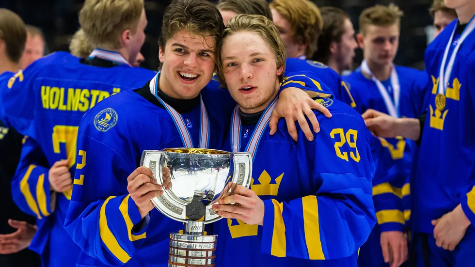 Albert Lyckåsen (vänster) när han firar VM-guldet för U18 som han vann våren 2019.