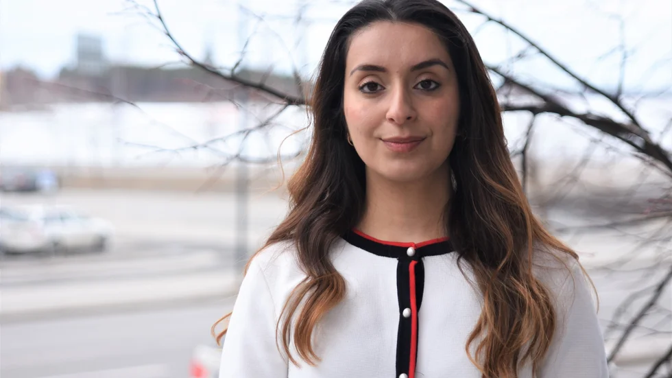 "Det uppskattas – och det ger mig glädje. Jag mår bra av att göra det här", säger Meleknur Alevcan som ger gratis KBT-terapi till äldre. 