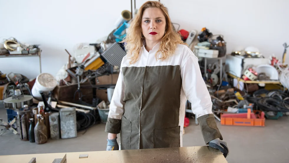 Éva Mag gör konst av sin pappas enorma samling av gamla föremål, på Bonniers Konsthall i Stockholm.
