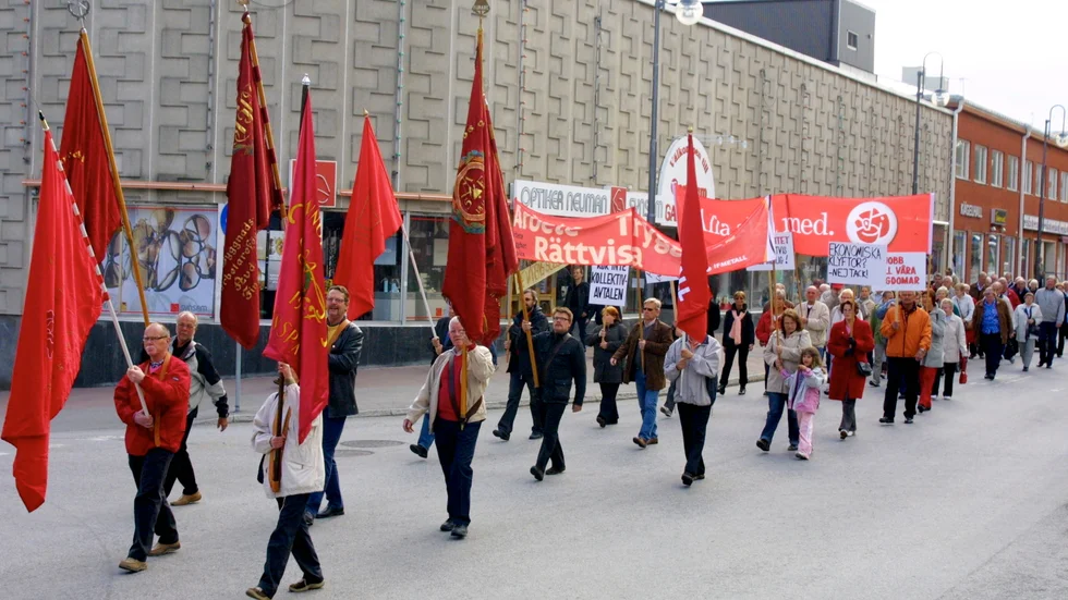 Här kommer demonstrationståget 1 maj 2007 tågande genom centrala Finspång.