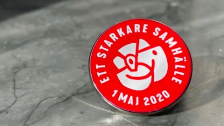 Årets förstamaj-märke påminner om det ideologiska arvet från Tage Erlander och Olof Palme.